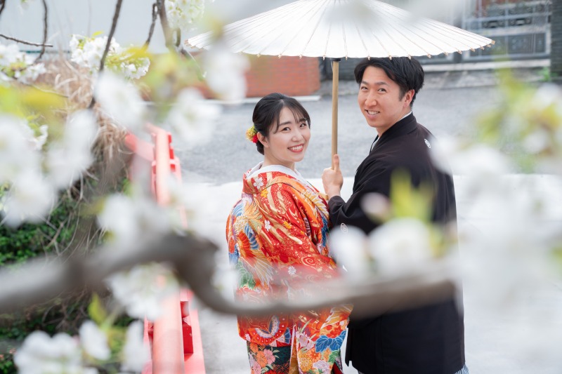 桜越しのおふたり