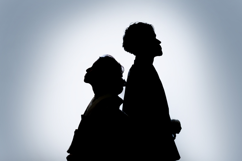 ライティング演出で、切り絵のようなシルエット。