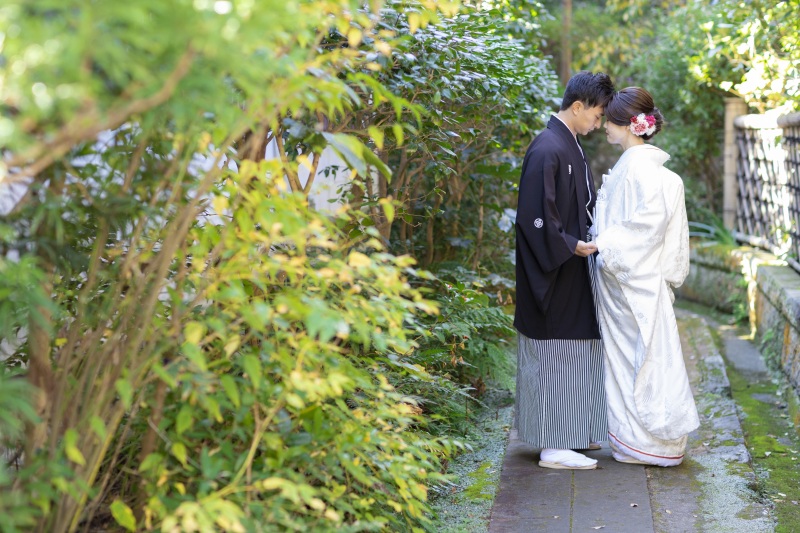 小路で手を取り合って、おでこをコツン☆