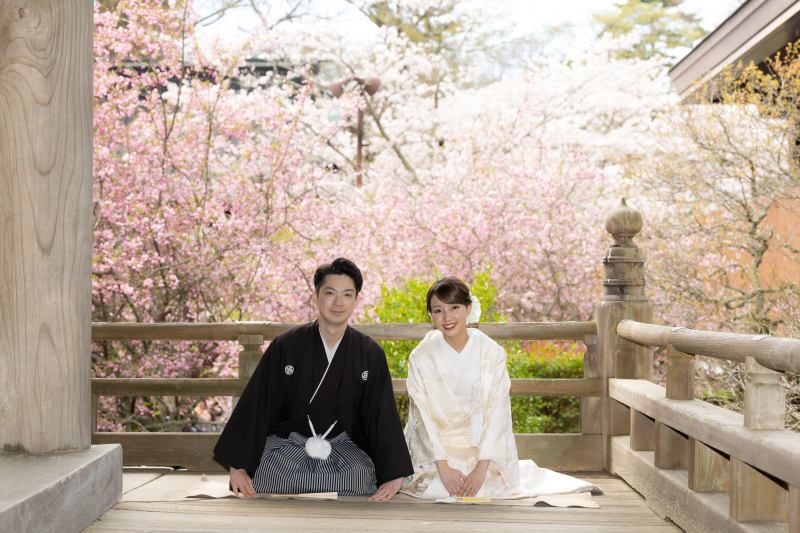 白無垢でも正座ショットを。