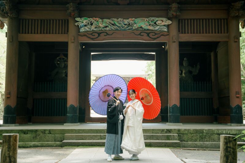 山門を抜け、杉木立の中を上っていくと