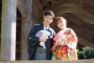 和装⇒寺院での撮影　ドレス⇒湘南の海での撮影