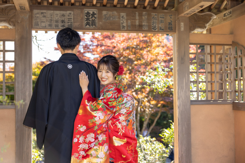 紅葉に深い赤色の色打掛が相性バッチリ。