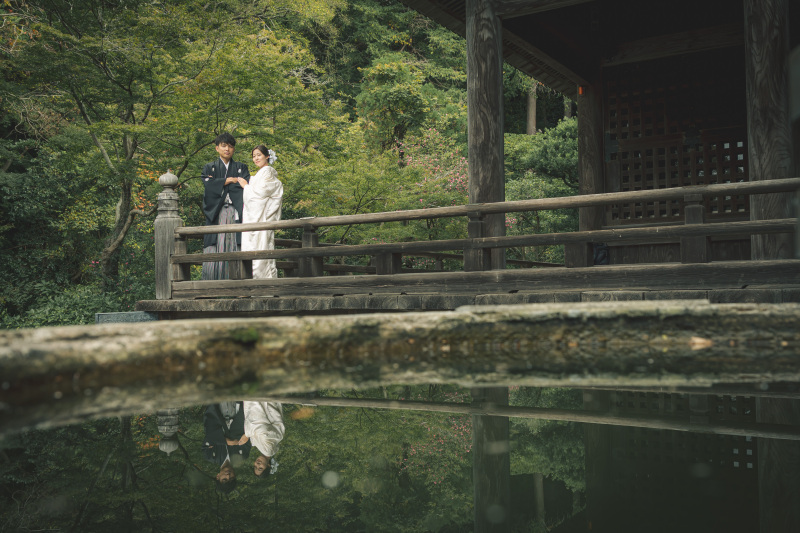 森の中にたたずんでいる寺院