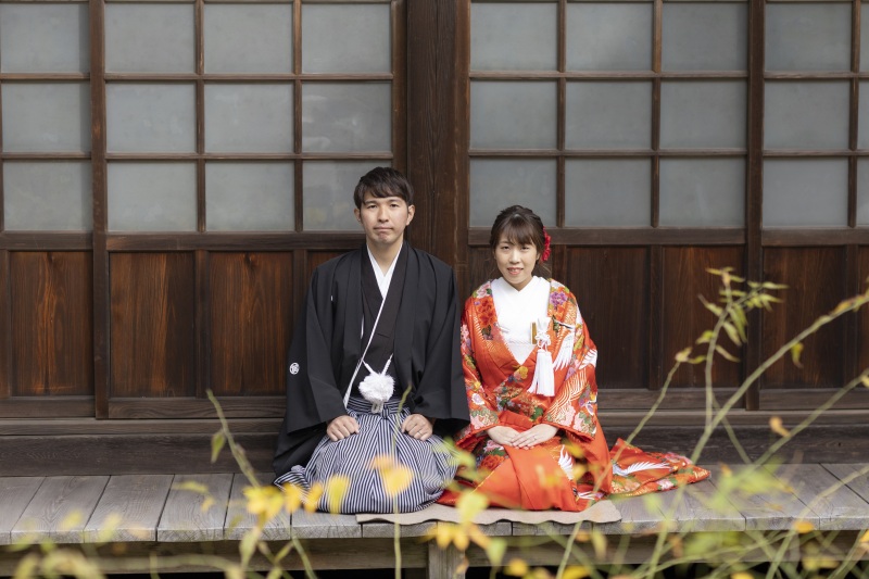 縁側での正座ショット。