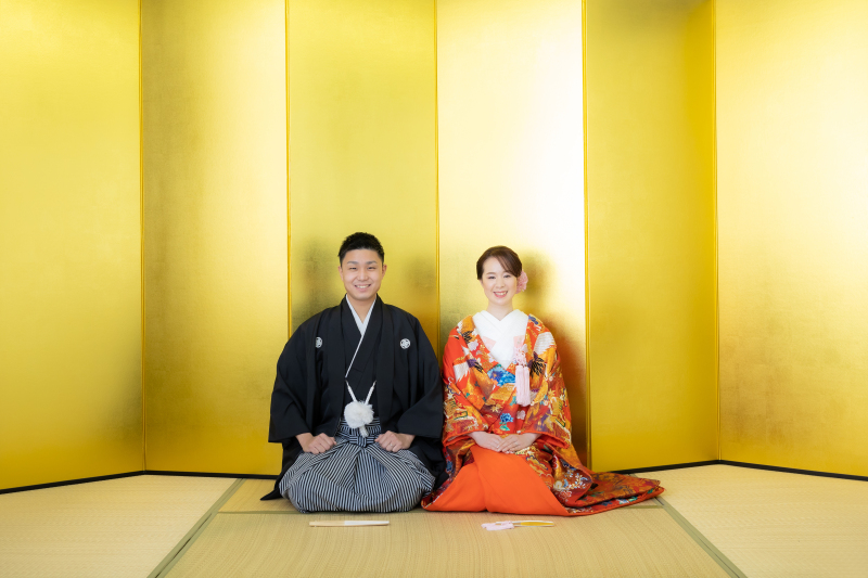 ご出発前に、金屏風前でのご撮影。