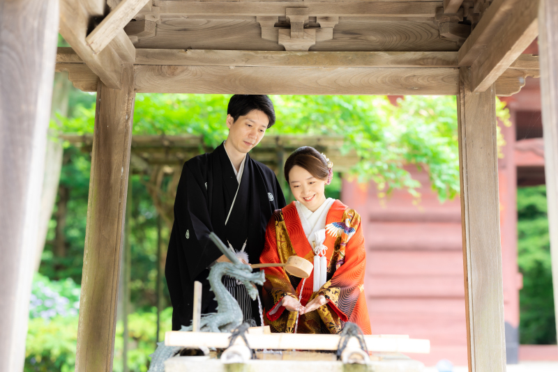 手水舎で寄り添い、涼しげな1枚。