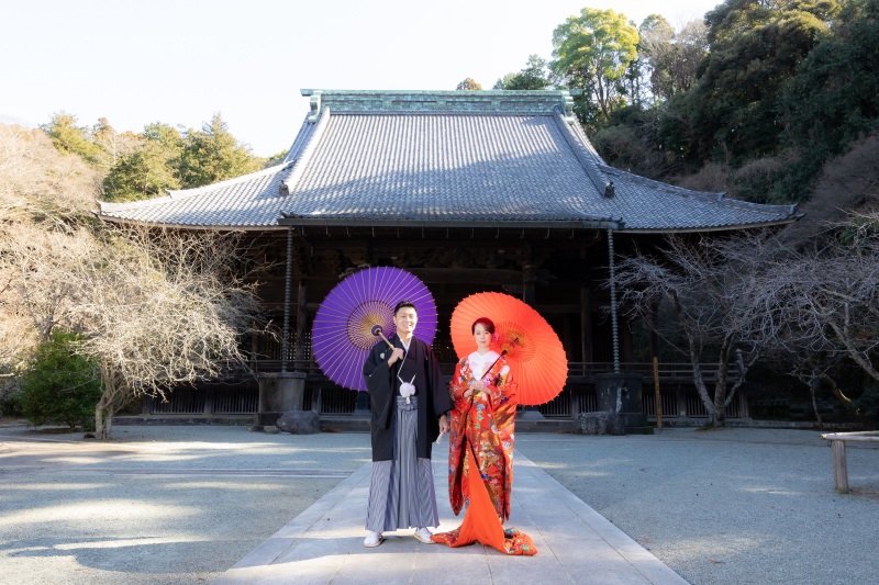 大きなお堂の前で。