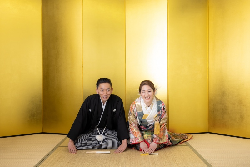 ご出発前に、金屏風前での正座ショットを。