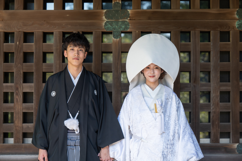 凛とした表情も。