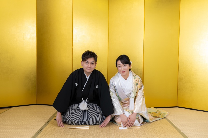 ご出発前に金屏風前でご挨拶ポーズをご撮影。