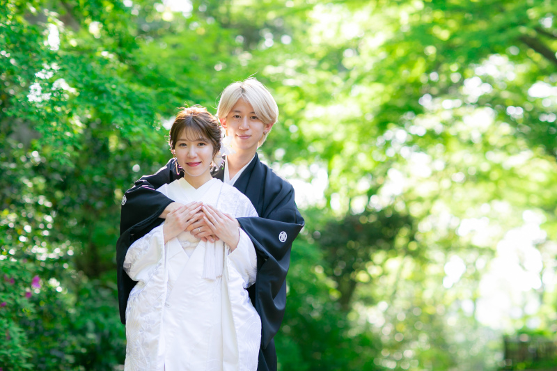 木漏れ日の中でバックハグ♡