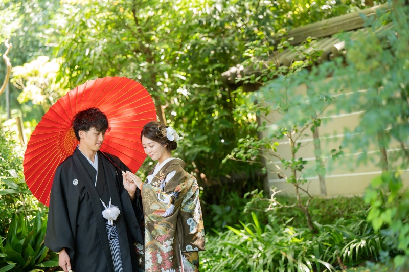 眩い緑の中で、番傘の朱赤が差し色に。