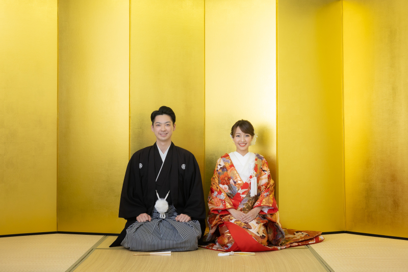 まずは金屏風前で、正座ショットのご撮影。