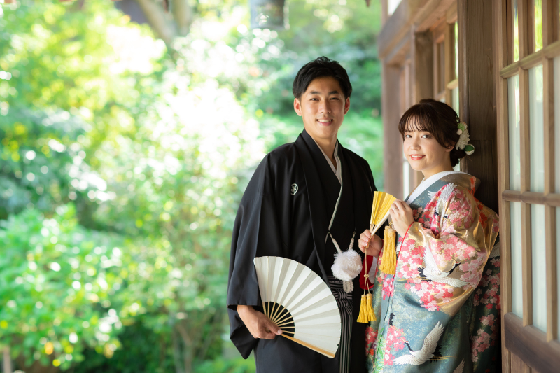 ブルー系の色打掛が木々の爽やかに映えます。