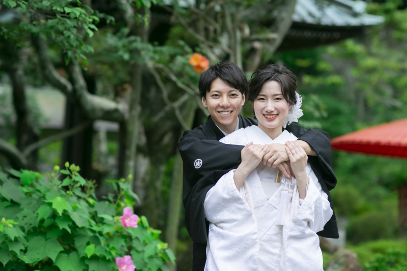 深緑の中に、お花と野傘がカラフルです。