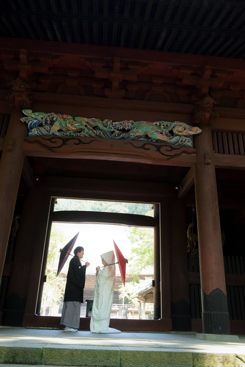 彫刻が綺麗な門です。