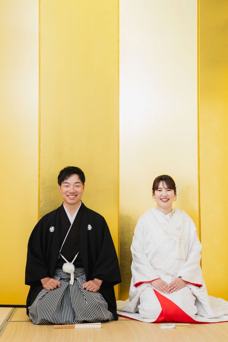 金屏風の前でご挨拶