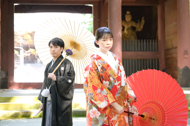 厳かな背景で、遠近感を活かしたツーショット。