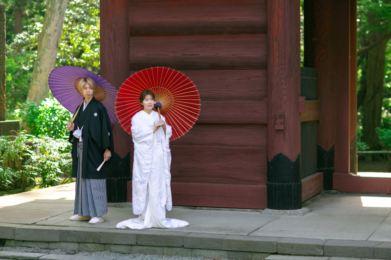 朱塗りの大きな二天門にて。