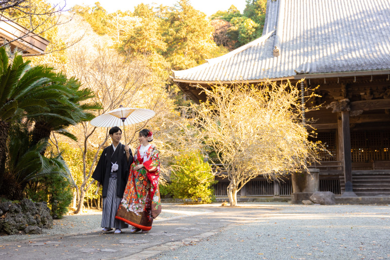 相合傘で境内をお散歩。
