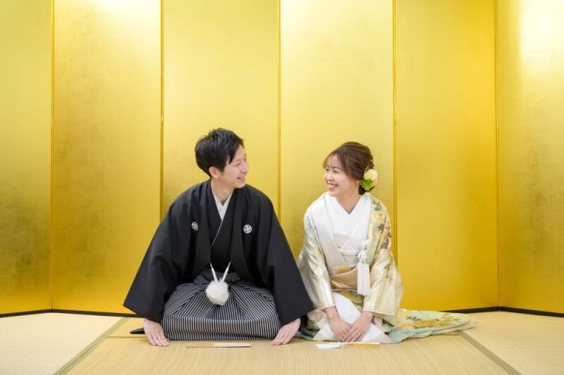 ご出発前に、金屏風前でのご撮影。