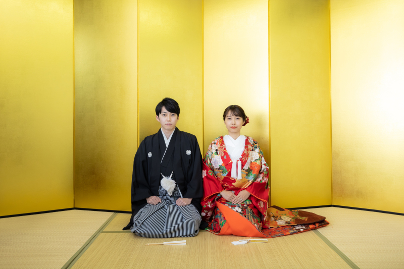 まずは華雅苑の定番、金屏風前ショットから。