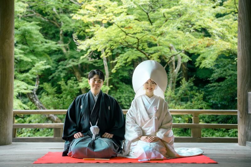 ロケーションでも正座ショットは欠かせません！