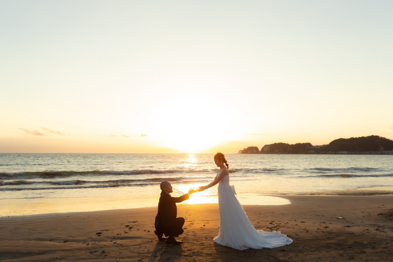 材木座海岸にて、プロポーズシーンを再現。