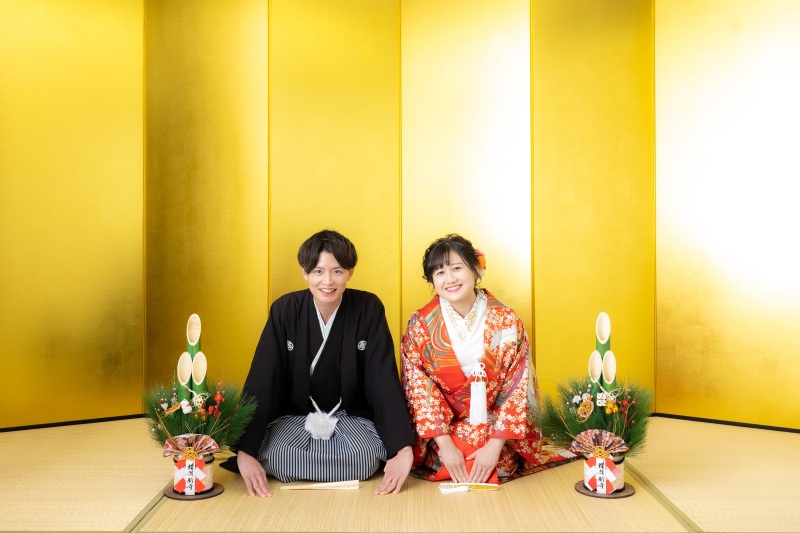 金屏風でのサービスショット、お正月バージョン。