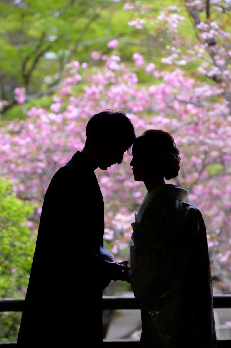 シルエットショットで照れ隠し？