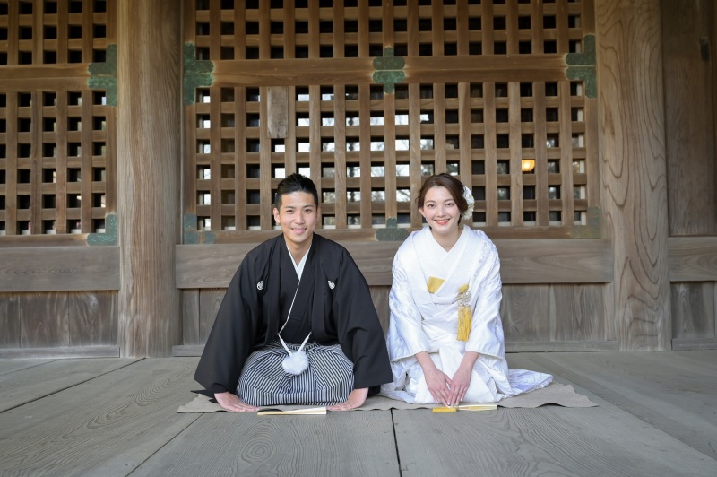 白無垢姿でも正座でご挨拶。