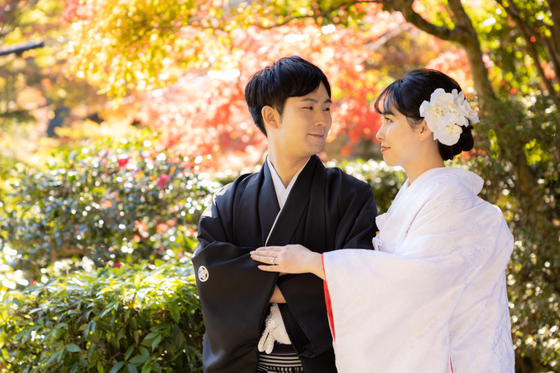 白無垢姿では、赤色をチラリ。