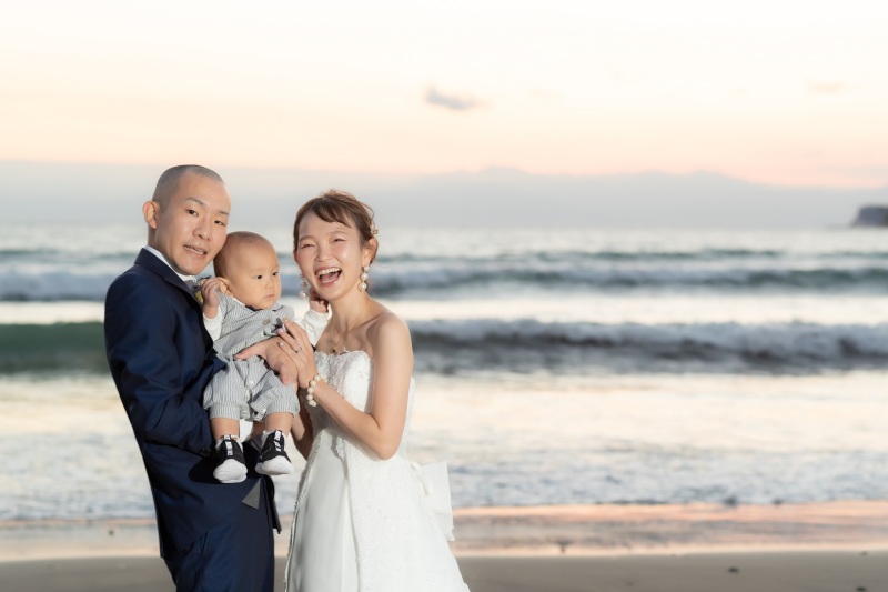 babyもお色直しで、パパママと仲良し♡