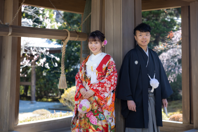 鐘楼を背景に、寺院ならではの記念撮影を。