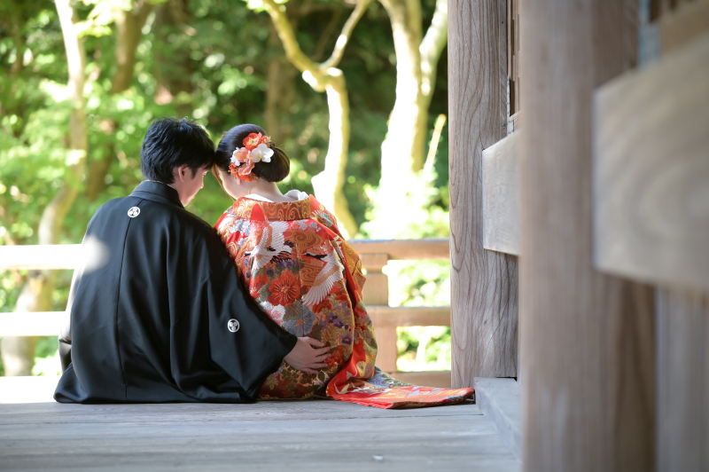 寄りそうお二人の後ろ姿。