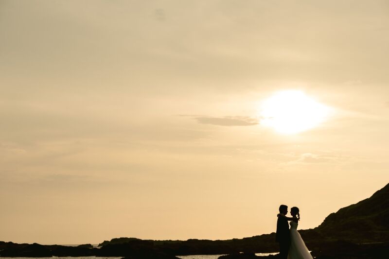 夕陽をバックに