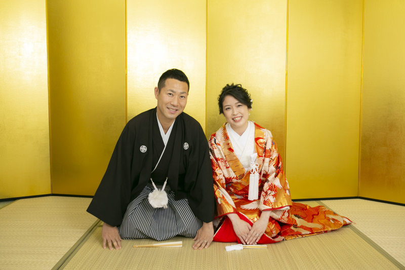 金屏風前で「ご挨拶」ポーズ。