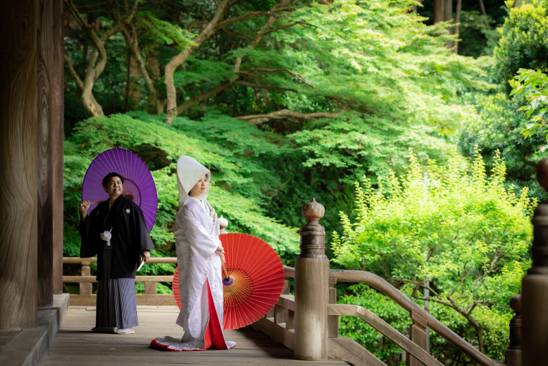 綿帽子で、奥ゆかしい花嫁姿に。