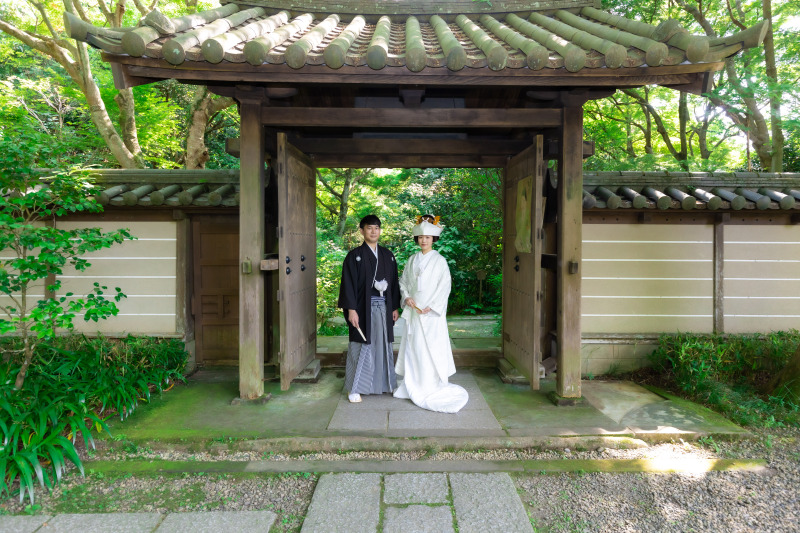 婚礼写真らしく美しいポージングで。