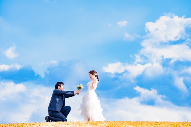 青空に祝福されてのプロポーズショット。