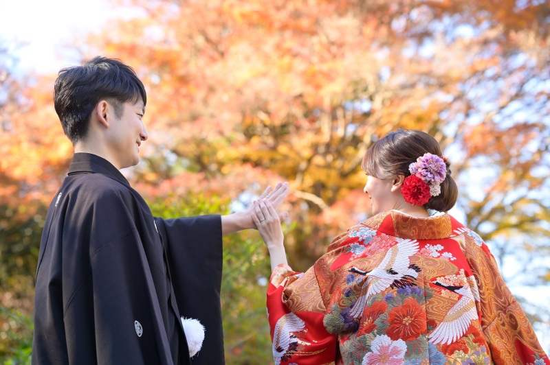 紅葉を楽しみながら、仲良くお散歩。