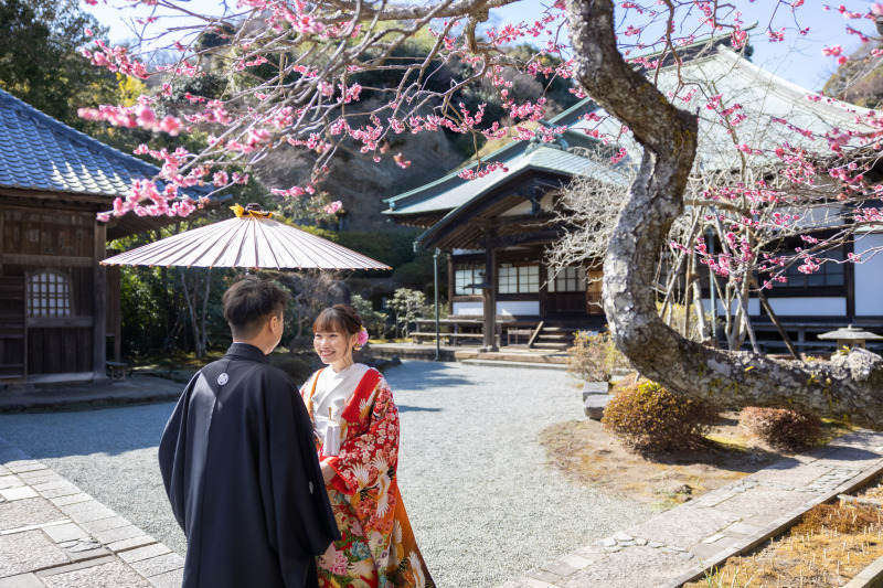 梅の木の下で、デートの待ち合わせ風ショット♡
