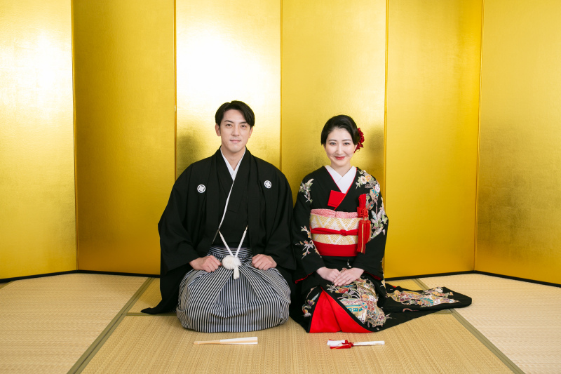 晴れ姿での1枚目は、金屏風前にて正座ショット。