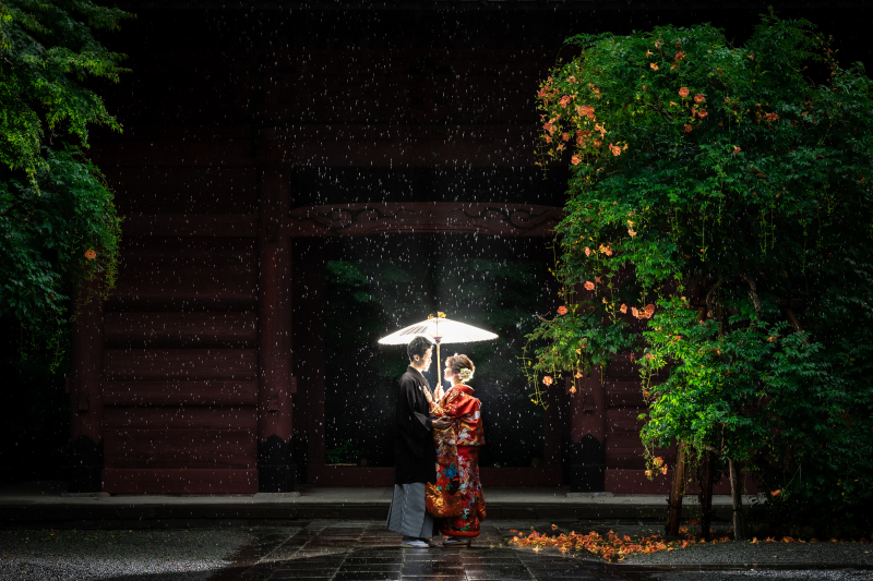 雨を活かしたロマンチックなショットも。