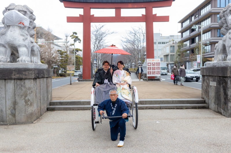 若宮大路の二の鳥居前にて。