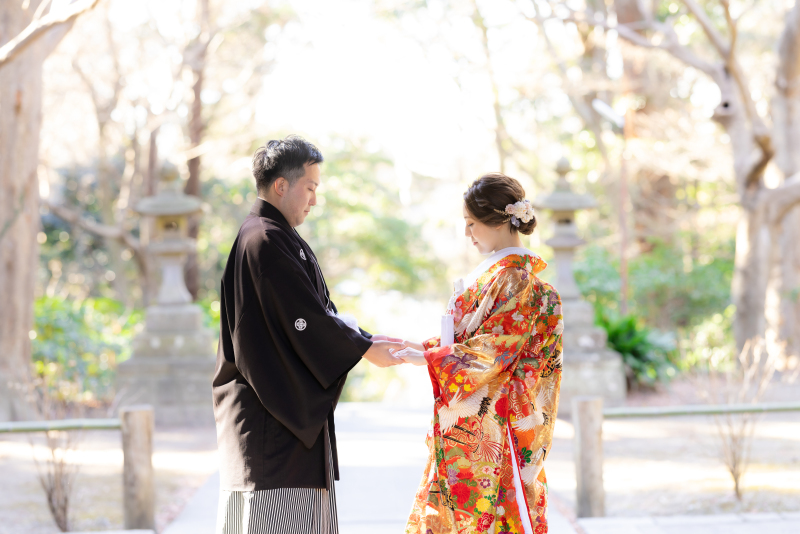 互いに手を取り合って。