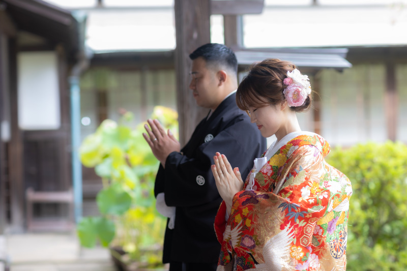 心静かに手を合わせて。