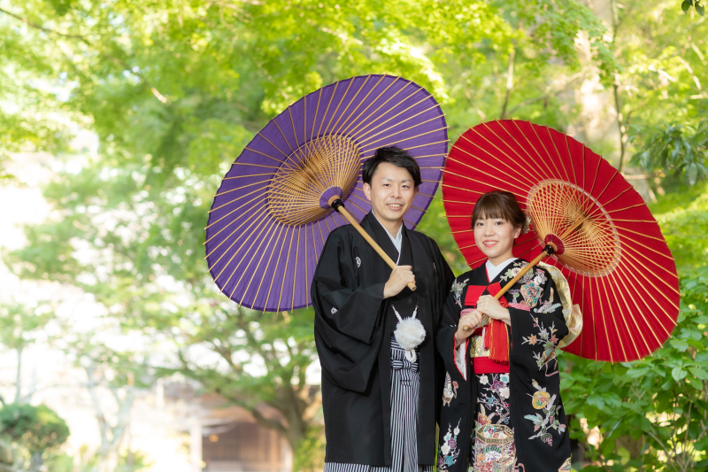 古典的な柄の黒引き姿で、粋な花嫁コーディネート。