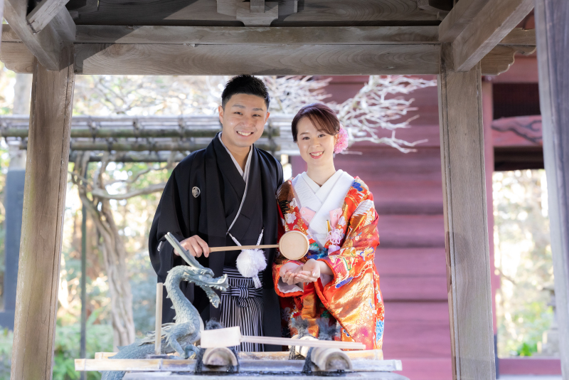 手水舎での微笑ましいツーショット。